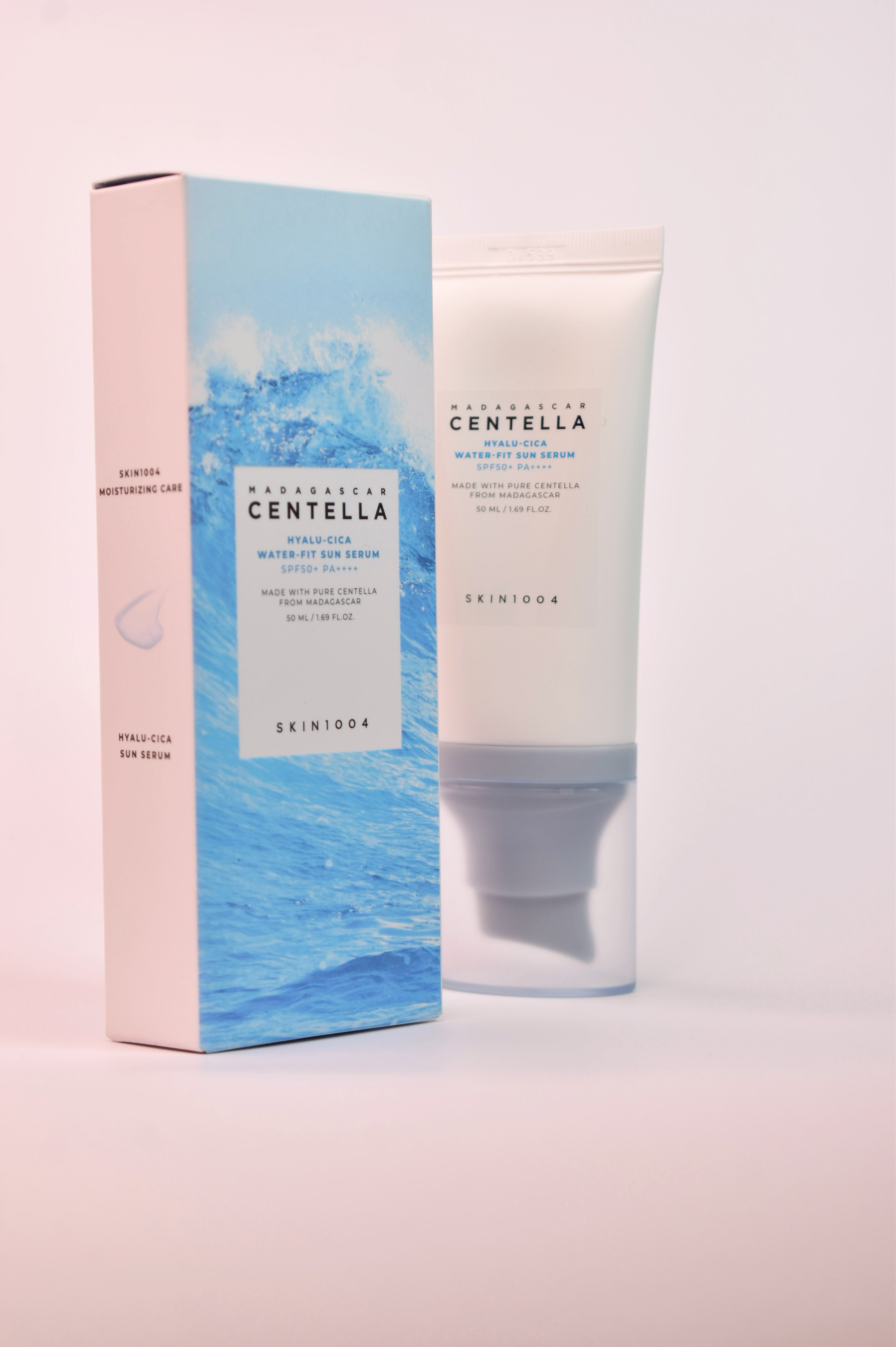 ضدآفتاب سنتلا اسکین 1004 مدل هیالوسیکا مناسب پوست حساس، سبک و آبرسان