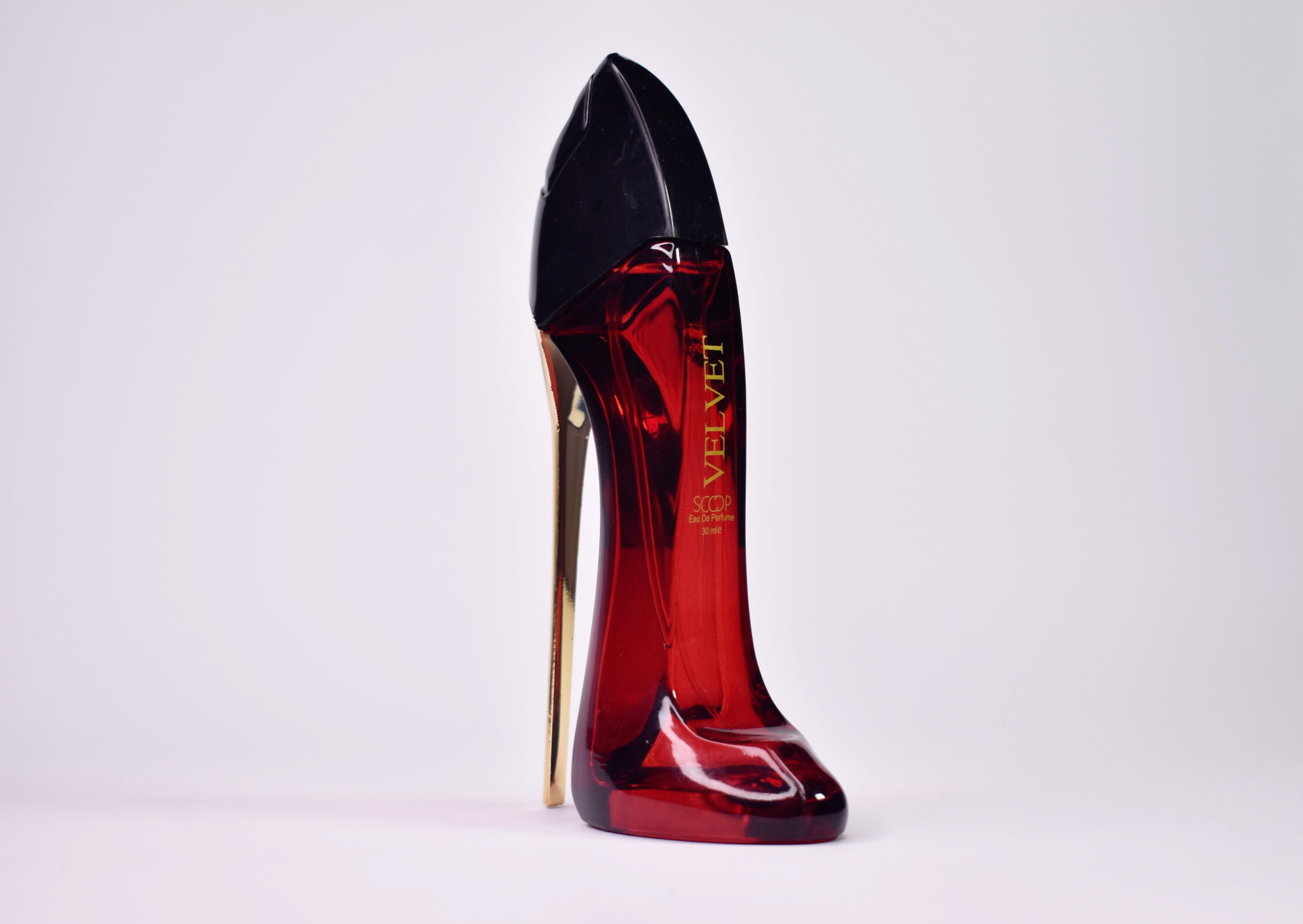 ادکلن گود گرل قرمز کارولینا هررا ۳۰ میل به شکل کفش پاشنه بلند قرمز با رایحه گلی و میوه‌ای زنانه