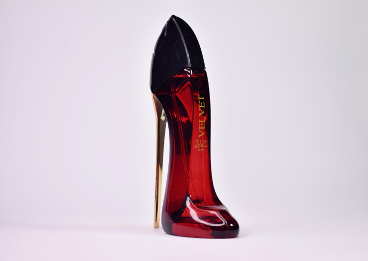 ادکلن گود گرل قرمز کارولینا هررا ۳۰ میل به شکل کفش پاشنه بلند قرمز با رایحه گلی و میوهای زنانه