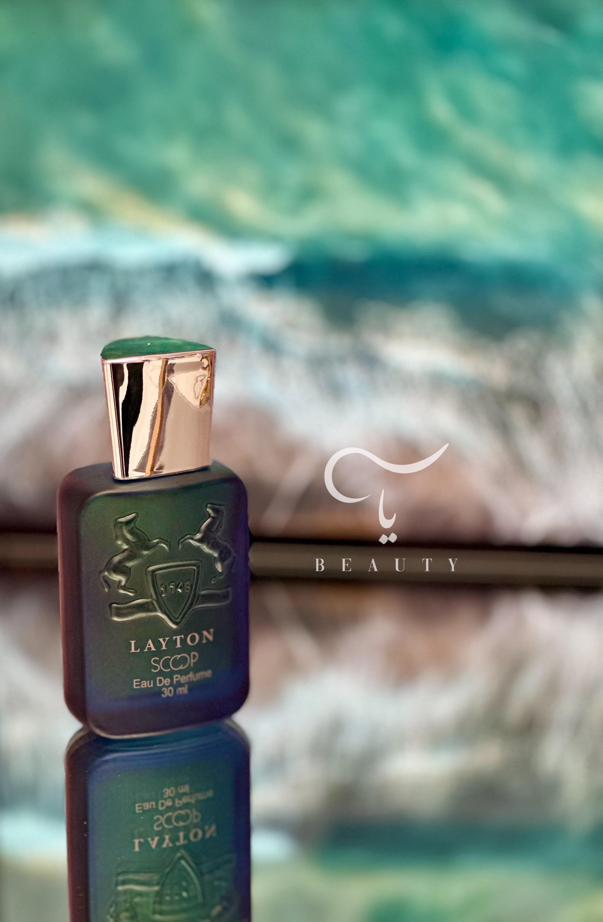 ادکلن مارلی لیتون ۳۰ میل با طراحی کلاسیک نقره‌ای و آبی، عطر لاکچری مردانه و زنانه با رایحه شرقی و ادویه‌ای