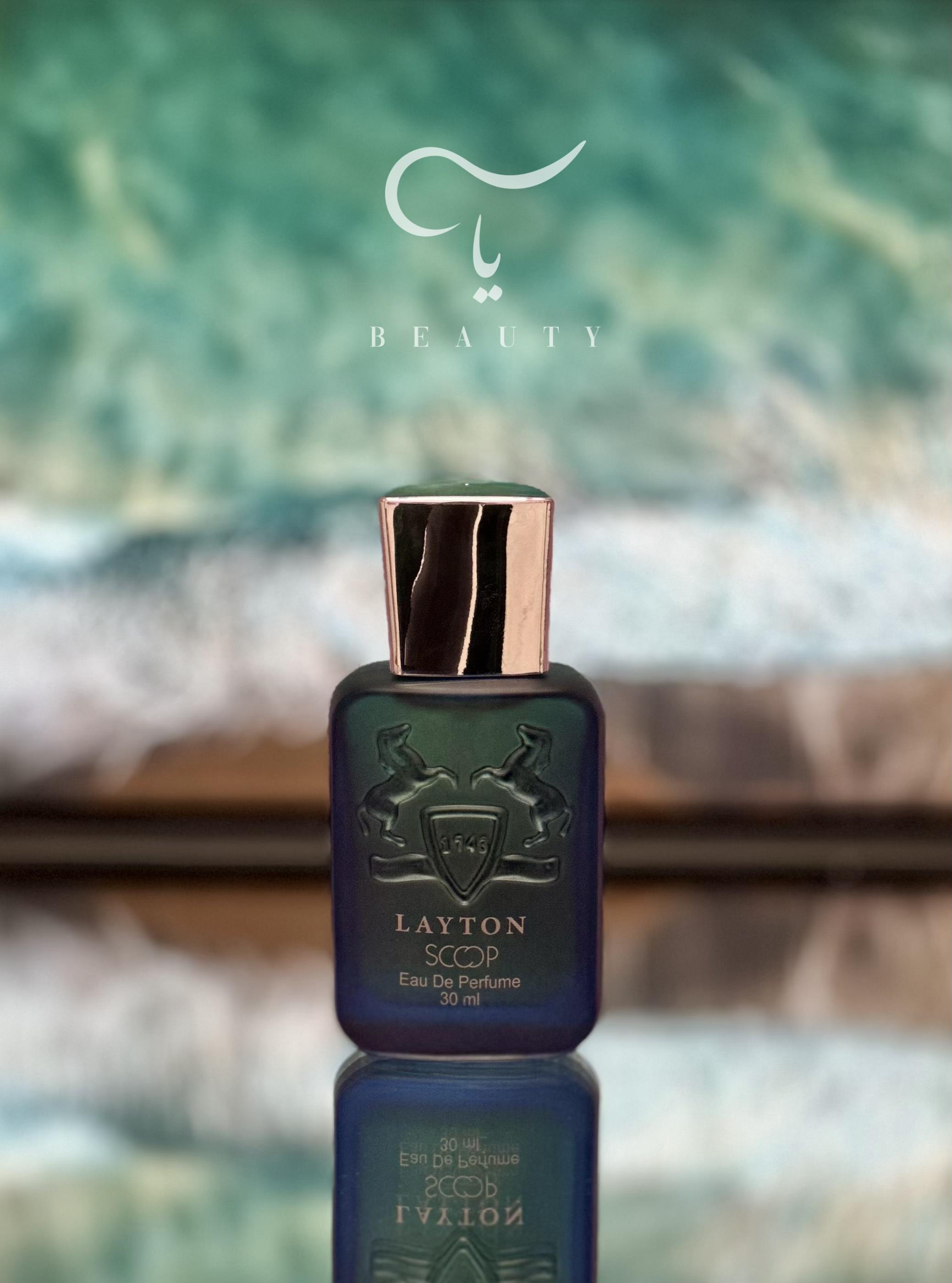 ادکلن مارلی لیتون ۳۰ میل با طراحی کلاسیک نقره‌ای و آبی، عطر لاکچری مردانه و زنانه با رایحه شرقی و ادویه‌ای