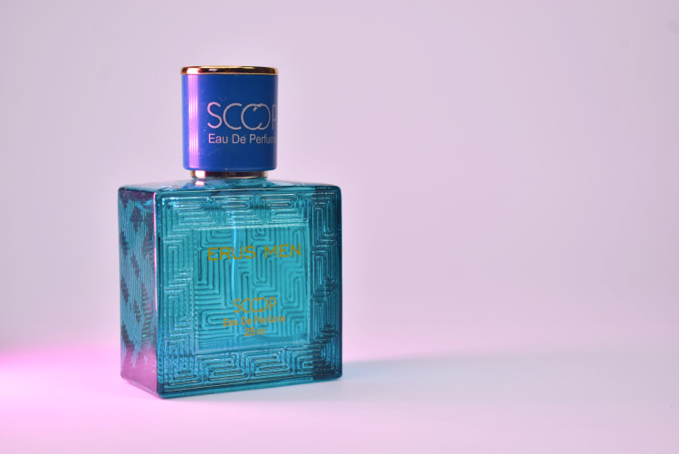 آبی رنگ ادکلن ورساچه اروس ۳۰ میل با طراحی کلاسیک و لوگوی مدوزا، عطر مردانه خنک و شیرین