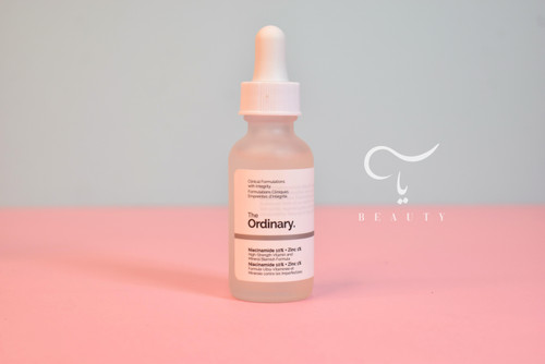 سرم نیاسینامید اوردینری در بطری شیشهای شفاف با درب قطرهچکان سفید، مناسب کنترل چربی و رفع جای جوش