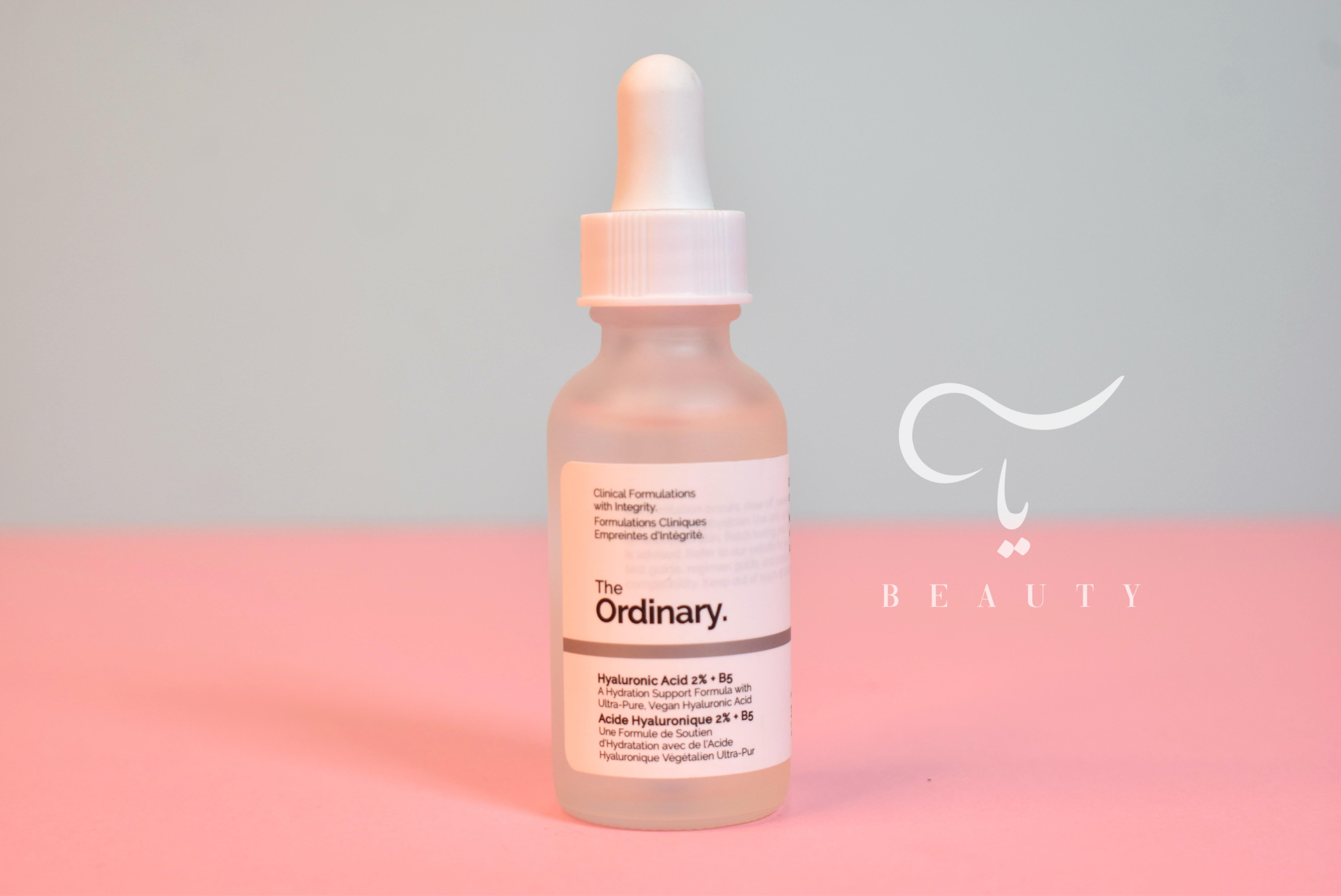 بطری شیشه‌ای سرم هیالورونیک اسید اوردینری با درب قطره‌چکان سفید، آبرسان و مرطوب‌کننده عمیق پوست