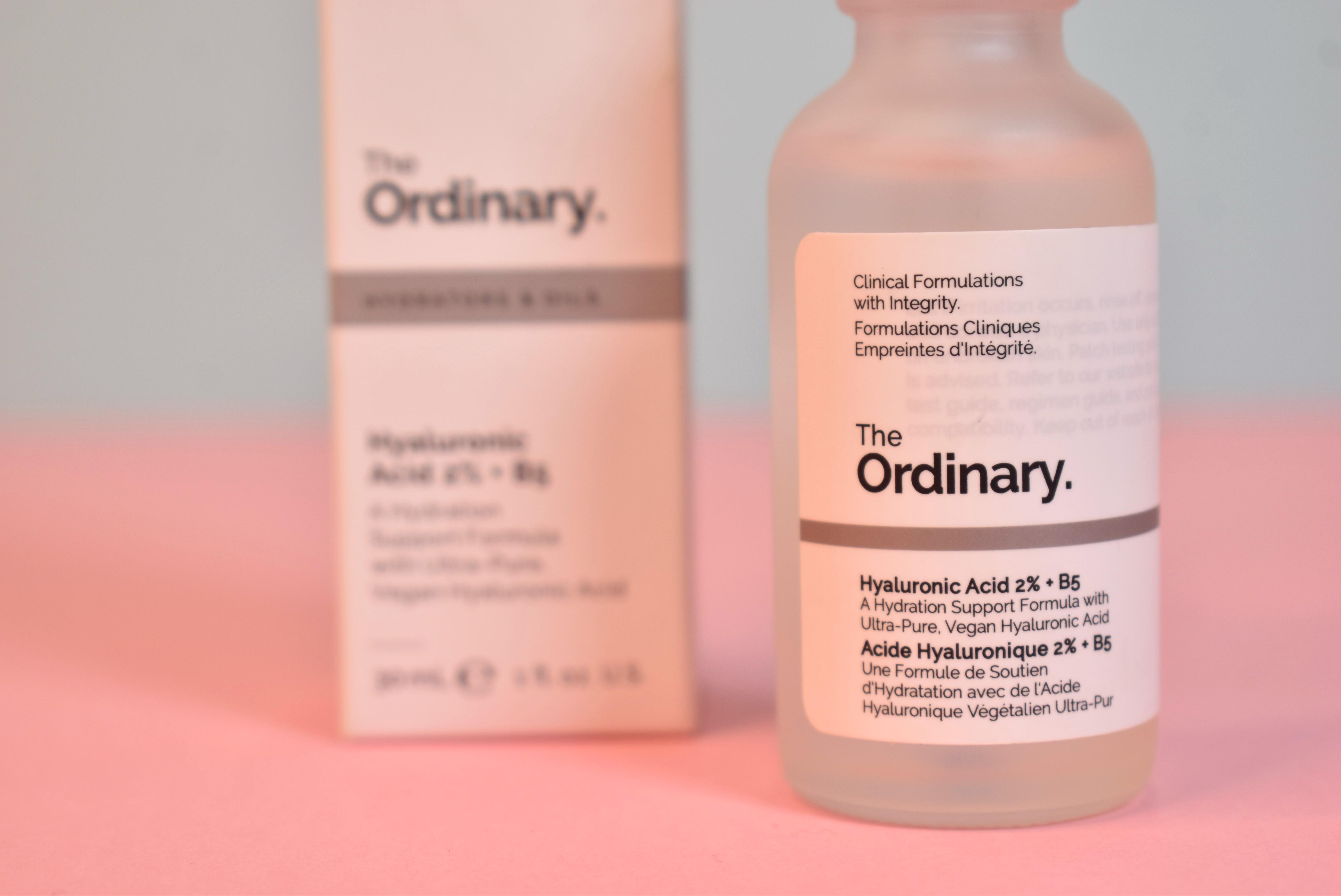 بطری شیشه‌ای سرم هیالورونیک اسید اوردینری با درب قطره‌چکان سفید، آبرسان و مرطوب‌کننده عمیق پوست