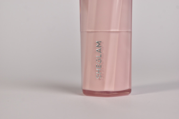 “رژگونه استیکی Buttery Bliss با بافت کرمی و نرم – رنگ صورتی طبیعی